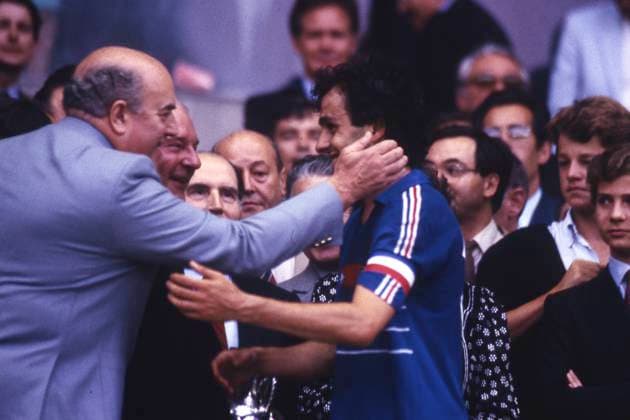 der franzoesische Mannschaftslkapitaen Michel PLATINI erhaelt den Siegerpokal von Staatspraesident Francois MITTERAND und Jacques GEORGES, Siegerehrung Fussball Europameisterschaft EM EURO 1984 in Frankreich, Finale Frankreich (FRA) - Spanien (ESP) 2 : 0 , am 27.06.1984 in Paris Â *** French team captain Michel PLATINI receives the winners trophy from President Francois MITTERAND and Jacques GEORGES, award ceremony European Football Championship EURO 1984 in France, final France FRA Spain ESP 2 0 , on 27 06 1984 in Paris Â