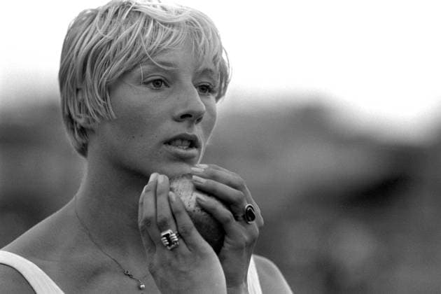 Archivbilder der Woche SPORT KW13 Karen MACK, Deutschland, Fuenfkampf, Fuenfkaempferin, Leichtathletik, Leichtathletin, Aktion Kugelstossen, bei der Leichtathletik EM in Athen 17.09.1969, Â *** Karen MACK, Germany, pentathlon, pentathlete, athletics, track and field, shot put action, at the European Athletics Championships in Athens 17 09 1969, Â