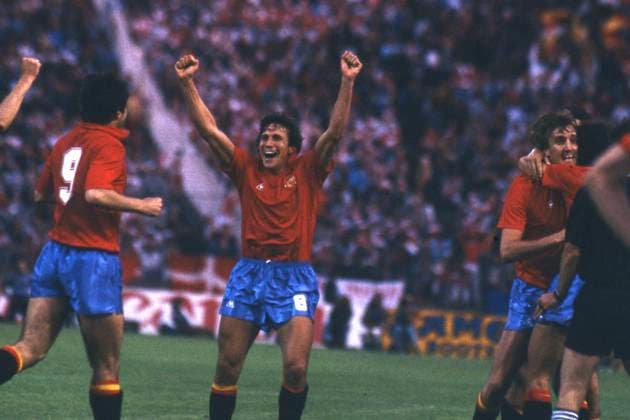 Spanische Spieler jubeln, Mitte: Victor MUNOZ, Jubel, jubeln, Freude, cheers, , nach Spielende, Schlussjubel, Fussball Europameisterschaft EM EURO 1984 in Frankreich, Halbfinale Spanien (ESP) - Daenemark (DAN) 1:1 (6:5 n.E). : 0 , am 24.06.1984 in Lyon Â *** Spanish players cheer, center Victor MUNOZ, cheer, cheer, joy, cheers, , after the end of the game, final cheer, European Football Championship EM EURO 1984 in France, semi-final Spain ESP Denmark DAN 1 1 6 5 n E 0 , on 24 06 1984 in Lyon Â