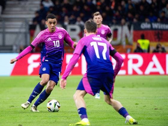 Jamal Musiala (Deutschland, 10) am Ball, davor Florian Wirtz (Deutschland, 17), dahinter Toni Kroos (Deutschland, 08), GER, Deutschland vs Niederlande, DFB Fussball Nationalmannschaft Herren, Laenderspiel, Saison 2023 2024, 26.03.2024 DFB regulations prohibit any use of photographs as image sequences and or quasi-video GER, Deutschland vs Niederlande, DFB Fussball Nationalmannschaft Herren, Laenderspiel, Saison 2023 2024, 26.03.2024 Frankfurt am Main Copyright: xEibner-Pressefoto Memmlerx EP_MMR