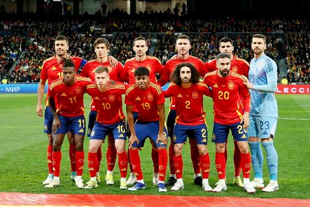 Spanien (ESP) Mannschaftsbild (hi.v.li.) Rodri, Robin Le Normand, Fabian Ruiz, Aymeric Laporte, Alvaro Morata, Torwart Unai Simon; (Vorn v. li.) Nico Williams, Dani Olmo, Lamine Yamal, Marc Cucurella, Dani Carvajal Spain . National teams Friendly match Team photo Spainduring the friendly match between national teams of Spain played at Santiago Bernabeu Stadium on March 26, 2024 in Madrid Spain. kpng Copyright: xCesarxCebollax xPRESSINPHOTOx PS_240326_167