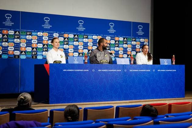 240327 Filippa Curmark, Head coach Mak Lind and Rusul Rosa Kafaji of Häcken at a press conference, PK, Pressekonferenz ahead of a training session with Häcken on March 27, 2024 in Paris. Photo: Michael Erichsen BILDBYRAN COP 89 MI0633 fotboll football soccer fotball champions league träning practice training häcken dam bbeng Copyright: MICHAELxERICHSEN BB240327MI023
