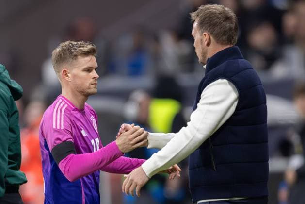 Deutschland - Niederlande, Testspiel Bundestrainer Julian Nagelsmann (Deutschland) wechselt den Torschützen zum 1:1 aus. Maximilian Mittelstädt (Deutschland, 18) gibt seinem Coach beim Verlassen des Platzes die Hand. Fußball-Länderspiel zwischen Deutschland und der Niederlande am 26. März 2024 im Deutsche Bank Park in Frankfurt am Main., Frankfurt am Main Hessen Deutschland Deutsche Bank Park