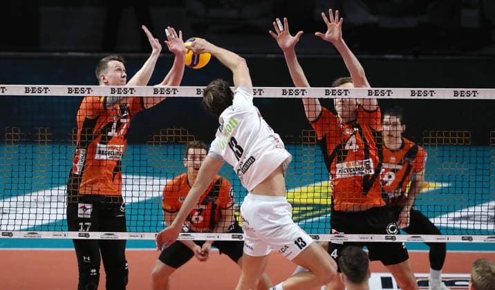 Matthew Knigge im Angriff, Marek Sotola, Timo Tammemaa Zweikampf Spielszene Aktion Volleyball Bundesliga Herren Saison 2023 2024 27.03.2024 BR Volleys Berlin BRV vs. SVG Lüneburg