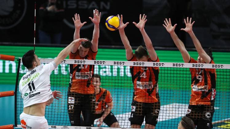 Xander Ketrzynski im Angriff, Marek Sotola, Timo Tammemaa, Timothee Carle Zweikampf Spielszene Aktion Volleyball Bundesliga Herren Saison 2023 2024 27.03.2024 BR Volleys Berlin BRV vs. SVG Lüneburg