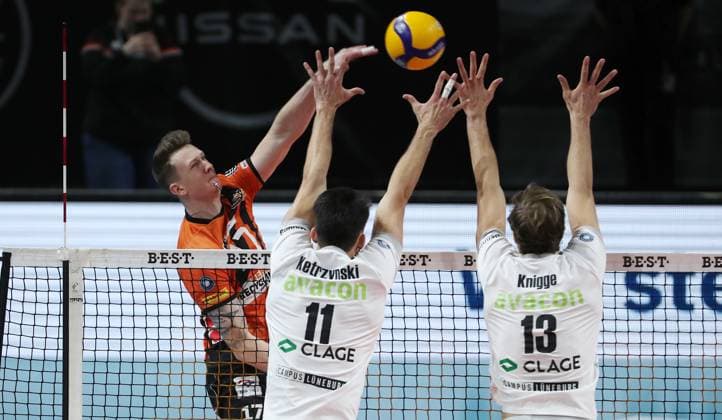 Marek Sotola im Angriff, Xander Ketrzynski, Matthew Knigge Zweikampf Spielszene Aktion Volleyball Bundesliga Herren Saison 2023 2024 27.03.2024 BR Volleys Berlin BRV vs. SVG Lüneburg