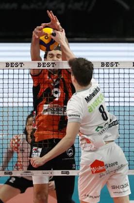 Timothee Carle, Theo Mohwinkel Zweikampf Spielszene Aktion Volleyball Bundesliga Herren Saison 2023 2024 27.03.2024 BR Volleys Berlin BRV vs. SVG Lüneburg