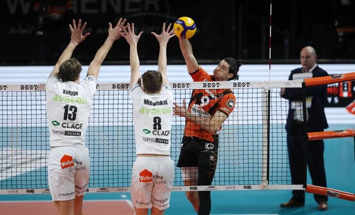 Timothee Carle im Angriff, Matthew Knigge, Theo Mohwinkel Zweikampf Spielszene Aktion Volleyball Bundesliga Herren Saison 2023 2024 27.03.2024 BR Volleys Berlin BRV vs. SVG Lüneburg