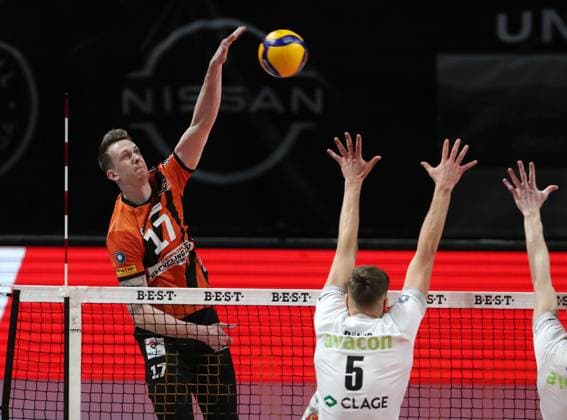 Marek Sotola im Angriff, Erik Röhrs Zweikampf Spielszene Aktion Volleyball Bundesliga Herren Saison 2023 2024 27.03.2024 BR Volleys Berlin BRV vs. SVG Lüneburg