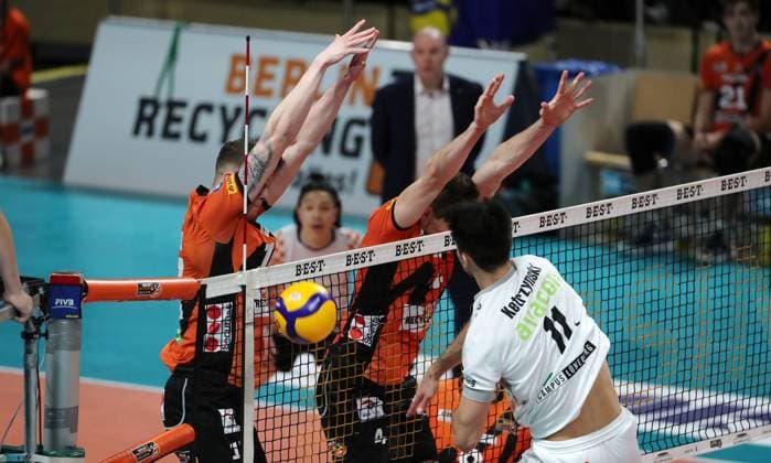 Xander Ketrzynski im Angriff, Marek Sotola blockt den Ball, Timo Tammemaa Zweikampf Spielszene Aktion Volleyball Bundesliga Herren Saison 2023 2024 27.03.2024 BR Volleys Berlin BRV vs. SVG Lüneburg