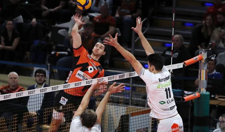 Timothee Carle im Angriff, Matthew Knigge, Xander Ketrzynski Zweikampf Spielszene Aktion Volleyball Bundesliga Herren Saison 2023 2024 27.03.2024 BR Volleys Berlin BRV vs. SVG Lüneburg