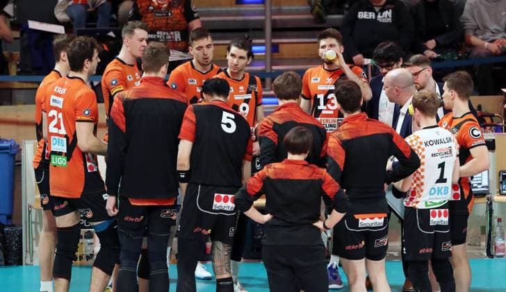 re. Trainer Joel Banks redet mit der Mannschaft, Time Out Auszeit Volleyball Bundesliga Herren Saison 2023 2024 27.03.2024 BR Volleys Berlin BRV vs. SVG Lüneburg