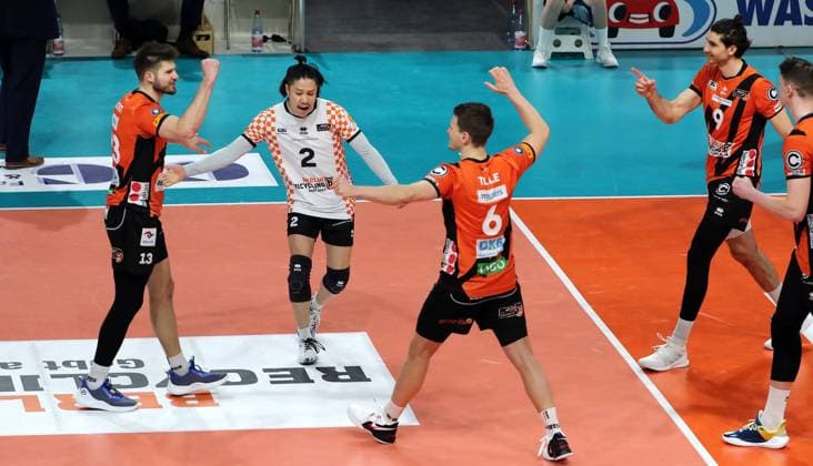 Ruben Schott, Satoshi Tsuiki, Johannes Tille jubelt nach 1:0 Satzgewinn Freude Emotion Jubel Volleyball Bundesliga Herren Saison 2023 2024 27.03.2024 BR Volleys Berlin BRV vs. SVG Lüneburg