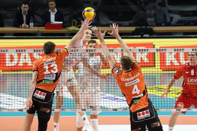 DEU, DVV, 1.VBL, BR Volleys vs. SVG Lueneburg, 27.03.2024, Max-Schmeling-Halle, Berlin, DEU, DVV, 1.VBL, BR Volleys vs. SVG Lueneburg, im Bild Ruben Schott (BR Volleys 13), Timo Tammemaa (BR Volleys 4), Maxwell Elgert (Lueneburg 4) Foto: Juergen Engler nordphoto GmbH