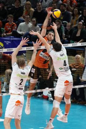 DEU, DVV, 1.VBL, BR Volleys vs. SVG Lueneburg, 27.03.2024, Max-Schmeling-Halle, Berlin, DEU, DVV, 1.VBL, BR Volleys vs. SVG Lueneburg, im Bild Timothee Carle (BR Volleys 9), Maxwell Elgert (Lueneburg 4), Blake Leeson (Lueneburg 2) Foto: Juergen Engler nordphoto GmbH