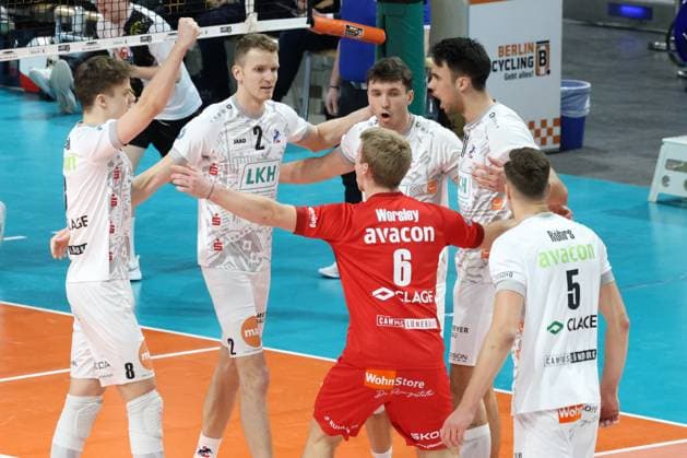 DEU, DVV, 1.VBL, BR Volleys vs. SVG Lueneburg, 27.03.2024, Max-Schmeling-Halle, Berlin, DEU, DVV, 1.VBL, BR Volleys vs. SVG Lueneburg, im Bild Lueneburger-Spielerkreis Foto: Juergen Engler nordphoto GmbH