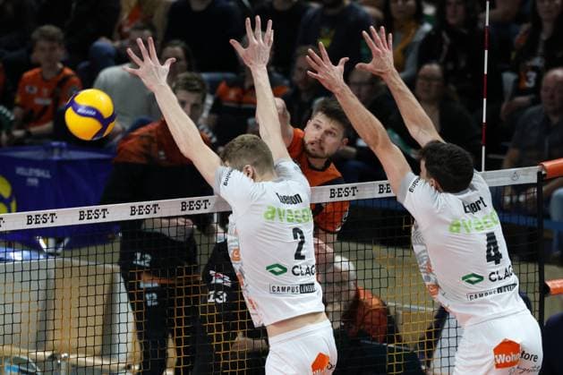 DEU, DVV, 1.VBL, BR Volleys vs. SVG Lueneburg, 27.03.2024, Max-Schmeling-Halle, Berlin, DEU, DVV, 1.VBL, BR Volleys vs. SVG Lueneburg, im Bild Ruben Schott (BR Volleys 13), Blake Leeson (Lueneburg 2), Maxwell Elgert (Lueneburg 4) Foto: Juergen Engler nordphoto GmbH
