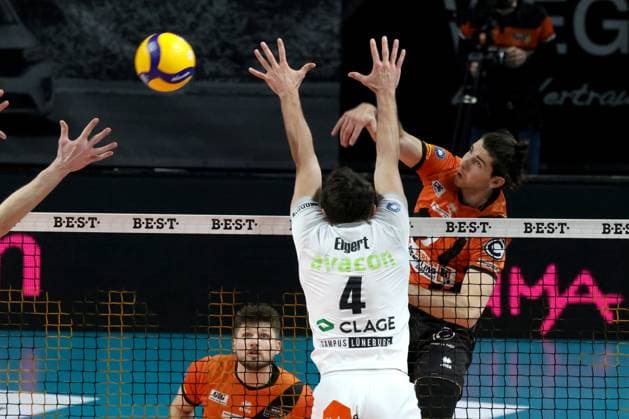 DEU, DVV, 1.VBL, BR Volleys vs. SVG Lueneburg, 27.03.2024, Max-Schmeling-Halle, Berlin, DEU, DVV, 1.VBL, BR Volleys vs. SVG Lueneburg, im Bild Timothee Carle (BR Volleys 9), Maxwell Elgert (Lueneburg 4) Foto: Juergen Engler nordphoto GmbH