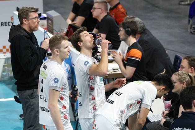 DEU, DVV, 1.VBL, BR Volleys vs. SVG Lueneburg, 27.03.2024, Max-Schmeling-Halle, Berlin, DEU, DVV, 1.VBL, BR Volleys vs. SVG Lueneburg, im Bild Trainer Stefan Huebner (Lueneburg), Lueneburger-Spielerkreis Foto: Juergen Engler nordphoto GmbH
