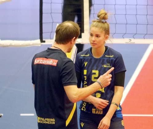 March 27, 2024, Vilsbiburg: from left coach Felix KOSLOWSKI (Schwerin), Pia KAESTNER (Schwerin), .womans volleyball, German Volleyball Bundesliga, playoff quarter final, .Rote Raben Vilsbiburg vs SSC Palmberg Schwerin, .Vilsbiburg, Ballsporthalle, March 27, 2024, Vilsbiburg - ZUMAf110 20240327_fap_f110_017 Copyright: xWolfgangxFehrmannx