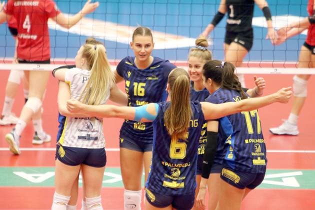 March 27, 2024, Vilsbiburg: joy of the Schwerin player on a point.womans volleyball, German Volleyball Bundesliga, playoff quarter final, .Rote Raben Vilsbiburg vs SSC Palmberg Schwerin, .Vilsbiburg, Ballsporthalle, March 27, 2024, Vilsbiburg - ZUMAf110 20240327_fap_f110_015 Copyright: xWolfgangxFehrmannx