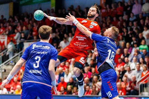 Sport Themen der Woche KW13 Sport Bilder des Tages v.l. Nikola Vlahovic (SG BBM Bietigheim, 03), Bjoern Zintel (ASV Hamm-Westfalen, 23), Fabian Wiederstein (SG BBM Bietigheim, 18) GER, ASV Hamm-Westfalen vs. SG BBM Bietigheim, Handball, 2. Bundesliga, 25. Spieltag, Spielzeit 2023 2024, 27.03.2024 GER, ASV Hamm-Westfalen vs. SG BBM Bietigheim, Handball, 2. Bundesliga, 25. Spieltag, Spielzeit 2023 2024, 27.03.2024 Hamm *** v l Nikola Vlahovic SG BBM Bietigheim, 03 , Bjoern Zintel ASV Hamm Westfalen, 23 , Fabian Wiederstein SG BBM Bietigheim, 18 GER, ASV Hamm Westfalen vs SG BBM Bietigheim, Handball, 2 Bundesliga, 25 Matchday, Season 2023 2024, 27 03 2024 GER, ASV Hamm Westfalen vs SG BBM Bietigheim, Handball, 2 Bundesliga, 25 Matchday, Season 2023 2024, 27 03 2024 Hamm Copyright: xEibner-Pressefotox xJanxStrohdiekx EP_JSK