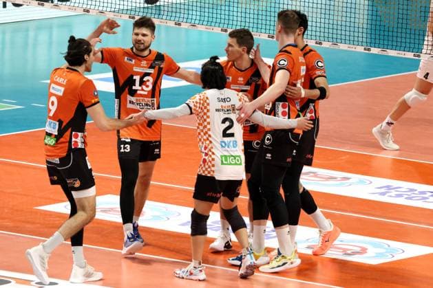 DEU, DVV, 1.VBL, BR Volleys vs. SVG Lueneburg, 27.03.2024, Max-Schmeling-Halle, Berlin, DEU, DVV, 1.VBL, BR Volleys vs. SVG Lueneburg, im Bild BR Volleys-Spielerkreis Foto: Juergen Engler nordphoto GmbH