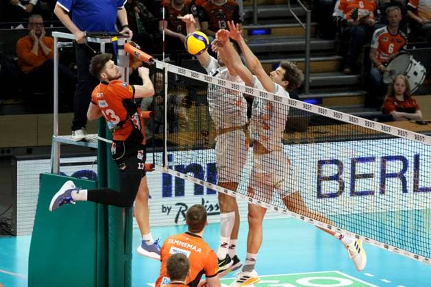 DEU, DVV, 1.VBL, BR Volleys vs. SVG Lueneburg, 27.03.2024, Max-Schmeling-Halle, Berlin, DEU, DVV, 1.VBL, BR Volleys vs. SVG Lueneburg, im Bild Ruben Schott (BR Volleys 13), Xander Ketrzynski (Lueneburg 11), Matthew Knigge (Lueneburg 13) Foto: Juergen Engler nordphoto GmbH
