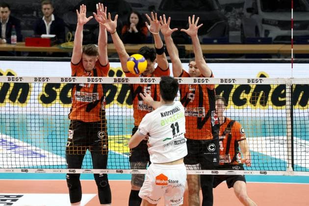 DEU, DVV, 1.VBL, BR Volleys vs. SVG Lueneburg, 27.03.2024, Max-Schmeling-Halle, Berlin, DEU, DVV, 1.VBL, BR Volleys vs. SVG Lueneburg, im Bild BR Volleys-Spielerblock, Marek Sotola (BR Volleys 17), Neheimjah Mote (BR Volleys 5), Timothee Carle (BR Volleys 9), Xander Ketrzynski (Lueneburg 11) Foto: Juergen Engler nordphoto GmbH