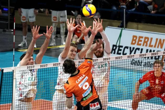 DEU, DVV, 1.VBL, BR Volleys vs. SVG Lueneburg, 27.03.2024, Max-Schmeling-Halle, Berlin, DEU, DVV, 1.VBL, BR Volleys vs. SVG Lueneburg, im Bild Timothee Carle (BR Volleys 9), Lueneburger-Spielerblock Foto: Juergen Engler nordphoto GmbH