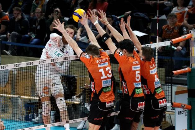 DEU, DVV, 1.VBL, BR Volleys vs. SVG Lueneburg, 27.03.2024, Max-Schmeling-Halle, Berlin, DEU, DVV, 1.VBL, BR Volleys vs. SVG Lueneburg, im Bild Ruben Schott (BR Volleys 13), Neheimjah Mote (BR Volleys 5), Johannes Tille (BR Volleys 6), Jesse Elser (Lueneburg 3) Foto: Juergen Engler nordphoto GmbH