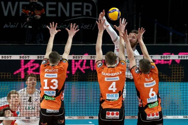 DEU, DVV, 1.VBL, BR Volleys vs. SVG Lueneburg, 27.03.2024, Max-Schmeling-Halle, Berlin, DEU, DVV, 1.VBL, BR Volleys vs. SVG Lueneburg, im Bild Ruben Schott (BR Volleys 13), Timo Tammemaa (BR Volleys 4), Johannes Tille (BR Volleys 6), Jesse Elser (Lueneburg 3) Foto: Juergen Engler nordphoto GmbH