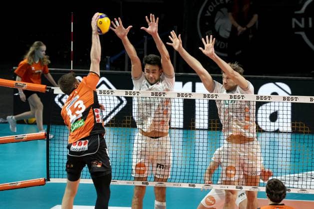 DEU, DVV, 1.VBL, BR Volleys vs. SVG Lueneburg, 27.03.2024, Max-Schmeling-Halle, Berlin, DEU, DVV, 1.VBL, BR Volleys vs. SVG Lueneburg, im Bild Ruben Schott (BR Volleys 13), Xander Ketrzynski (Lueneburg 11), Matthew Knigge (Lueneburg 13) Foto: Juergen Engler nordphoto GmbH