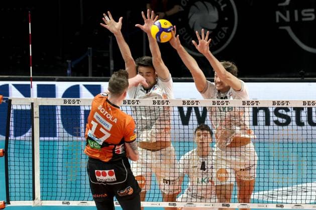 DEU, DVV, 1.VBL, BR Volleys vs. SVG Lueneburg, 27.03.2024, Max-Schmeling-Halle, Berlin, DEU, DVV, 1.VBL, BR Volleys vs. SVG Lueneburg, im Bild Marek Sotola (BR Volleys 17), Lueneburger-Spielerblock, Xander Ketrzynski (Lueneburg 11), Matthew Knigge (Lueneburg 13) Foto: Juergen Engler nordphoto GmbH