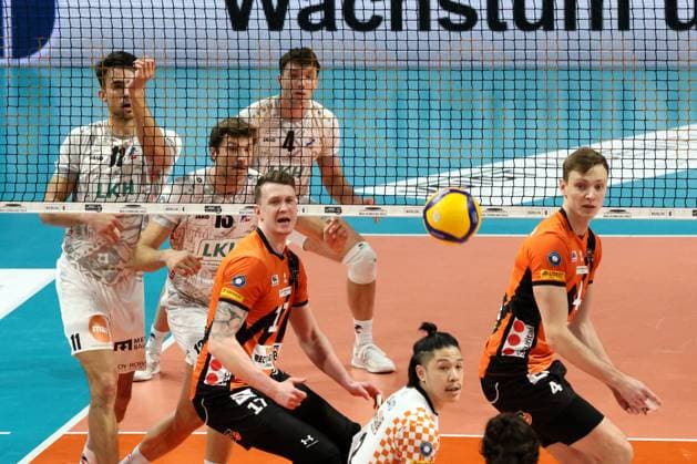 Sport Bilder des Tages DEU, DVV, 1.VBL, BR Volleys vs. SVG Lueneburg, 27.03.2024, Max-Schmeling-Halle, Berlin, DEU, DVV, 1.VBL, BR Volleys vs. SVG Lueneburg, im Bild Ruben Schott (BR Volleys Marek Sotola (BR Volleys 17), Satoshi Tsuiki (BR Volleys 2), Timo Tammemaa (BR Volleys 4), Xander Ketrzynski (Lueneburg 11), Matthew Knigge (Lueneburg 13), Maxwell Elgert (Lueneburg 4) Foto: Juergen Engler nordphoto GmbH