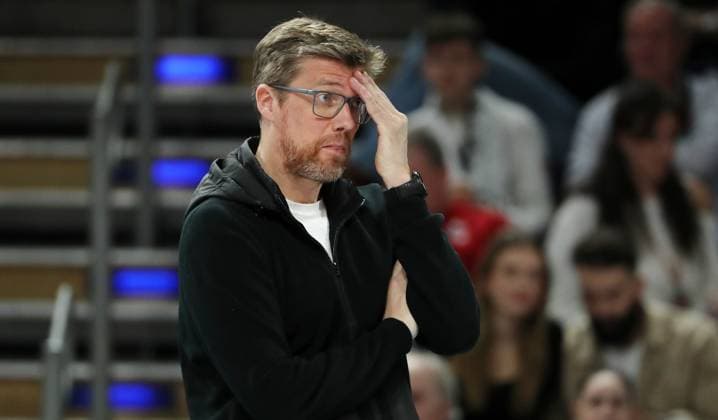 Trainer Stefan Hübner Aktion Oberkörper Volleyball Bundesliga Herren Saison 2023 2024 27.03.2024 BR Volleys Berlin BRV vs. SVG Lüneburg