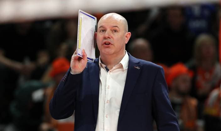 Trainer Joel Banks Aktion Oberkörper Volleyball Bundesliga Herren Saison 2023 2024 27.03.2024 BR Volleys Berlin BRV vs. SVG Lüneburg