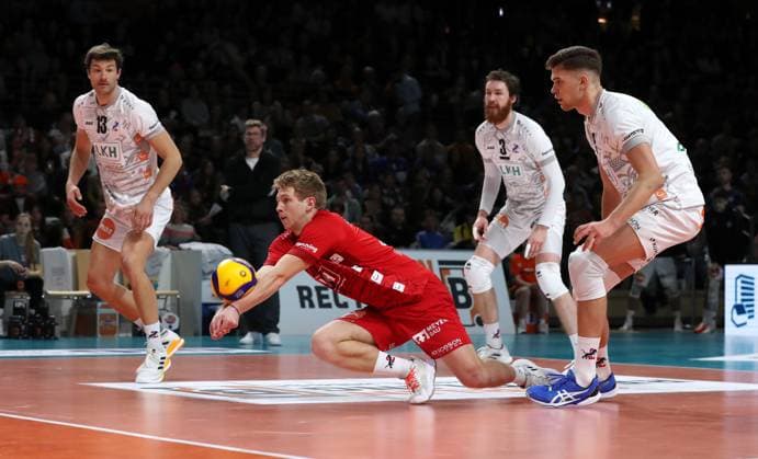 Gage Worsley bei Ballannahme, Matthew Knigge, Jesse Elser, Erik Röhrs Volleyball Bundesliga Herren Saison 2023 2024 27.03.2024 BR Volleys Berlin BRV vs. SVG Lüneburg