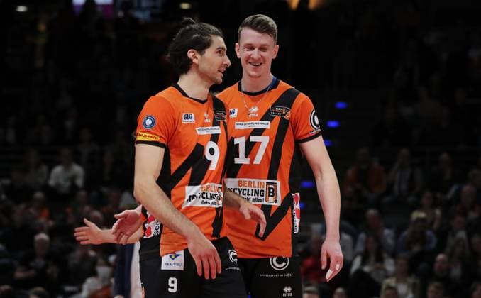 Timothee Carle, Marek Sotola Aktion Oberkörper Volleyball Bundesliga Herren Saison 2023 2024 27.03.2024 BR Volleys Berlin BRV vs. SVG Lüneburg