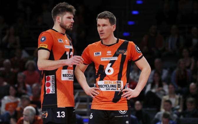 Ruben Schott redet mit Johannes Tille Aktion Oberkörper Volleyball Bundesliga Herren Saison 2023 2024 27.03.2024 BR Volleys Berlin BRV vs. SVG Lüneburg
