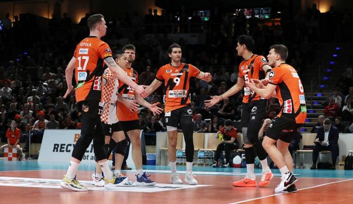 Marek Sotola, Satoshi Tsuiki, Ruben Schott, Timothee Carle, Nehemiah Mote, Johannes Tille Freude Emotion Jubel Volleyball Bundesliga Herren Saison 2023 2024 27.03.2024 BR Volleys Berlin BRV vs. SVG Lüneburg