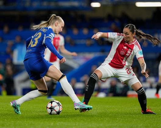 Aggie Beever-Jones of Chelsea takes on Daliyah de Klonia from aFC Ajax Chelsea Women v Ajax Women, UEFA Women s CHampions League, Quarter-final, Second Leg, Football, Stamford Bridge, London, UK - 27 Mar 2024  Copyright: xDavexShopland Shutterstockx 14400429k