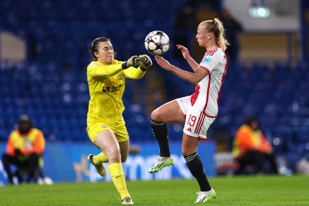 Chelsea v Ajax Women 27 March 2024, London - UEFA Women s Champions League - Quarter Final - Second Leg - Chelsea v Ajax - Chelsea goalkeeper Zecira Musovic punches the ball away from Tiny Hoekstra of Ajax - Photo: Jacques Feeney Offside. London UK Copyright: xJacquesxFeeneyx xOffsidexOffside