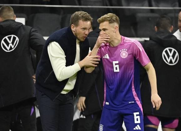 26.03.2024, xjrdrx, Fussball Länderspiel, Deutschland - Niederlande emspor, v.l. Trainer Julian Nagelsmann (Deutsche Fussball Nationalmannschaft DFB), Joshua Kimmich (Deutsche Fussball Nationalmannschaft DFB) gibt Anweisungen, gestikuliert, mit den Armen gestikulieren gives instructions, gesticulate (DFL DFB REGULATIONS PROHIBIT ANY USE OF PHOTOGRAPHS as IMAGE SEQUENCES and or QUASI-VIDEO) Frankfurt am Main