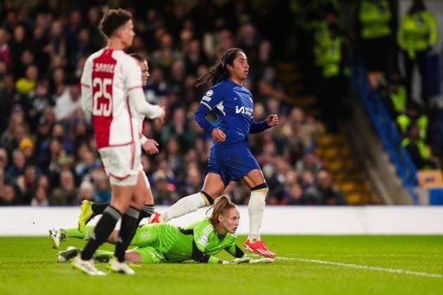 Chelsea FC Women v Ajax Women Chelsea s Mayra Ramirez scores their side s first goal of the game during the Chelsea FC Women v Ajax Women UEFA Women s Champions League Quarter-Final 2nd leg match at Stamford Bridge, London, England, United Kingdom on 27 March 2024 Editorial use only. All images are copyright Every Second Media Limited. No images may be reproduced without prior permission. Copyright: xIMAGO EveryxSecondxMediax ESM-0965-0014