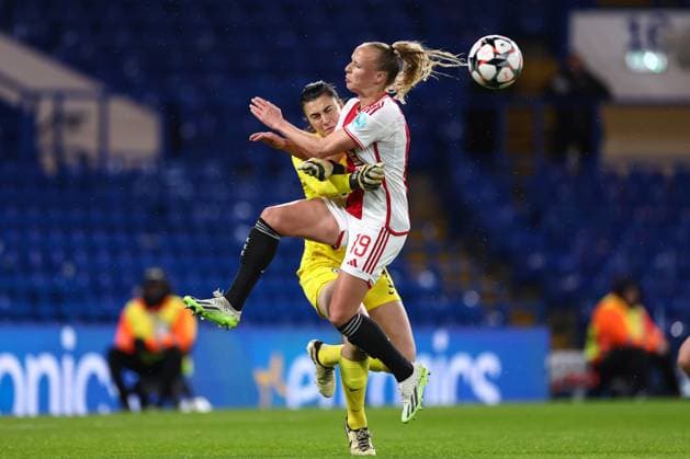 Chelsea v Ajax Women 27 March 2024, London - UEFA Women s Champions League - Quarter Final - Second Leg - Chelsea v Ajax - Chelsea goalkeeper Zecira Musovic punches the ball away from Tiny Hoekstra of Ajax - Photo: Jacques Feeney Offside. London UK Copyright: xJacquesxFeeneyx xOffsidexOffside