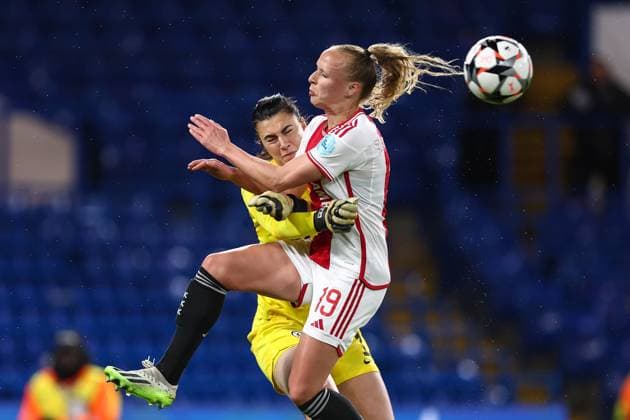 Sport Bilder des Tages Chelsea v Ajax Women 27 March 2024, London - UEFA Women s Champions League - Quarter Final - Second Leg - Chelsea v Ajax - Chelsea goalkeeper Zecira Musovic punches the ball away from Tiny Hoekstra of Ajax - Photo: Jacques Feeney Offside. London UK Copyright: xJacquesxFeeneyx xOffsidexOffside
