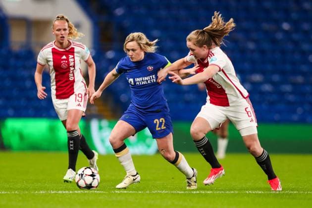 Chelsea FC Women v Ajax Women Chelsea s Erin Cuthbert (centre) feels pressure from Ajax™s Tiny Hoekstra (left) and Ajax™s Jonna van de Velde (right) during the Chelsea FC Women v Ajax Women UEFA Women s Champions League Quarter-Final 2nd leg match at Stamford Bridge, London, England, United Kingdom on 27 March 2024 Editorial use only. All images are copyright Every Second Media Limited. No images may be reproduced without prior permission. Copyright: xIMAGO EveryxSecondxMediax ESM-0965-0019