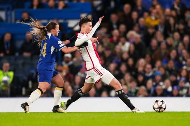 Chelsea FC Women v Ajax Women Chelsea s Fran Kirby battles for the ball against Ajax™s Kay-Lee de Sanders during the Chelsea FC Women v Ajax Women UEFA Women s Champions League Quarter-Final 2nd leg match at Stamford Bridge, London, England, United Kingdom on 27 March 2024 Editorial use only. All images are copyright Every Second Media Limited. No images may be reproduced without prior permission. Copyright: xIMAGO EveryxSecondxMediax ESM-0965-0021