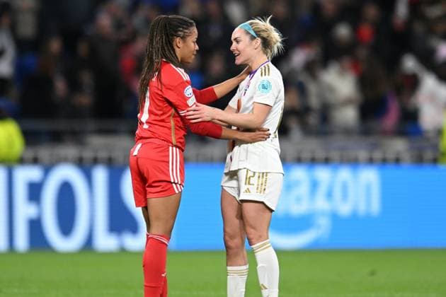 Sport Bilder des Tages Ellie Carpenter (lyon) et Jessica Silva (benfica) FOOTBALL: Olympique Lyonnais FÃ minines vs Benfica Lisbonne - 1 4 de finale Ligue des Champions FÃ minine - 27 03 2024 FredericChambert Panoramic 